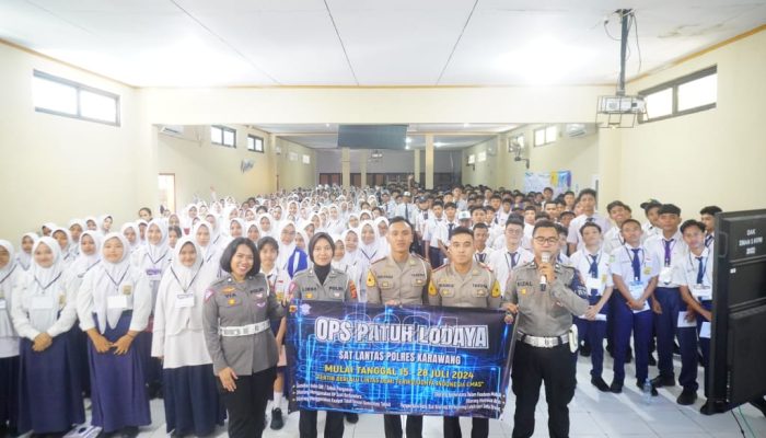 Satlantas Polres Karawang Bersama Taruna Akpol Angkatan 56 Isi Materi Kamseltibcarlantas saat MPLS