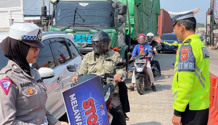 Satlantas Polres Karawang Kedepankan Edukasi yang Humanis, saat Ops Patuh Lodaya di Simpang Jomin