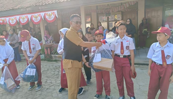 Penyaluran Bantuan Tas dan Sepatu dari BAZNAS ke SDN Pucung 3 Kotabaru Karawang