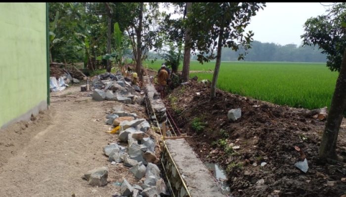 Warga Desa jatiwangi Karawang Merasa Bangga Kepada Kades Ahmad asrori Telah Bangun Turap Penahan Tanah