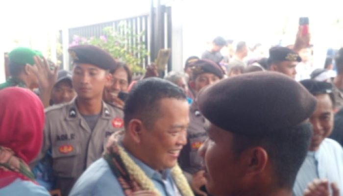 Drs Acep jamhuri dan Gina Fadlia Swara.S.E.M.M resmi mendaftar di KPU Karawang 2024.