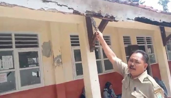 SDN Dayeuhluhur III Kecamatan Tempuran Karawang Kondisinya Memprihatinkan tidak layak di gunakan,Pemerintah tutup mata