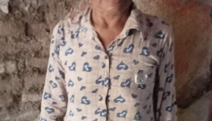 Ibu Karwi Warga Desa Mekarmaya Karawang Tinggal dirumah mirip Kandang Domba