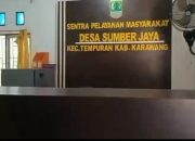 Warga mengeluh Pelayanan di kantor Desa Sumberjaya Karawang payah Pukul 11.00 Kantor desa sudah Kosong