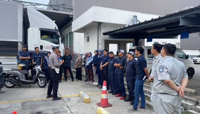Momen Hari Lalu Lintas Bhayangkara ke-69, Polantas di Karawang Edukasi Kamseltibcarlantas Kepada Karyawan