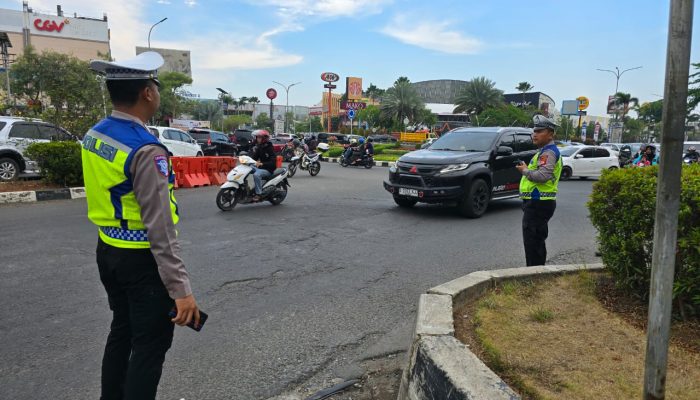Satlantas Polres Karawang Urai Kemacetan Lalu Lintas saat Weekend