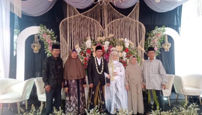 Keluarga besar bapak ustadz Maman Abdulroman dan ibu oyok ,dalilah di kampung Cilalung desa mekar jaya  Purwasari Karawang walimatul Nikah