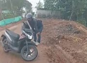 Diduga Akibat Tanah Merah yang Berserakan Untuk Pembangunan Jalan tol Japek 2 Salah Seorang Warga Terjatuh Karena Jalan Licin