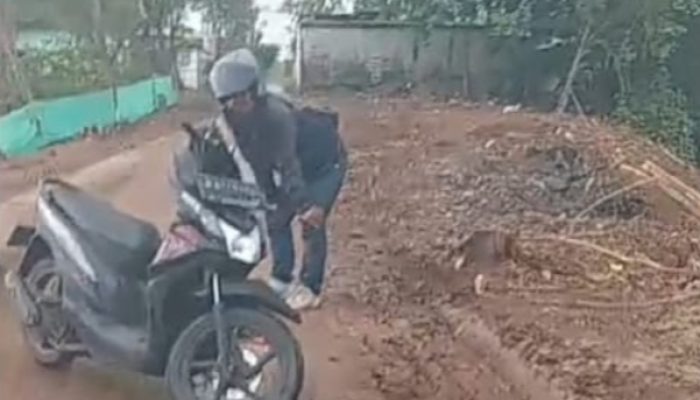Diduga Akibat Tanah Merah yang Berserakan Untuk Pembangunan Jalan tol Japek 2 Salah Seorang Warga Terjatuh Karena Jalan Licin