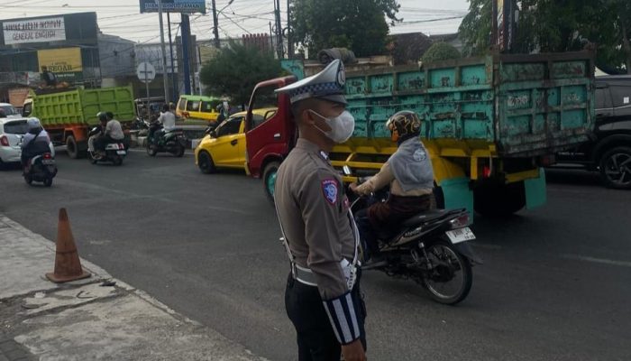 Weekend! Satlantas Polres Karawang Urai Kepadatan Arus Kendaraan di Jalan Raya
