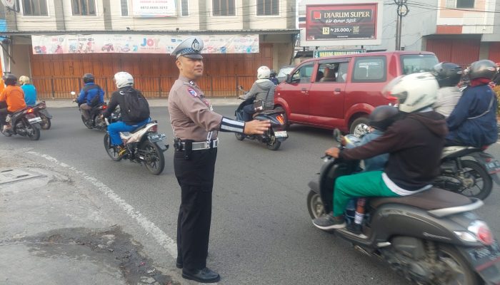 Satlantas Polres Karawang Laksanakan Gatur Pagi, Pantau Arus Kendaraan di Jalan Raya