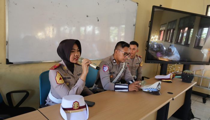 Unit Kamsel Satlantas Polres Karawang Gelar Police Goes to School di SMAN 4 Karawang