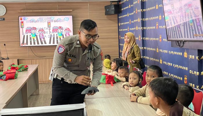 Polantas Menggelar Kegiatan Polisi Sahabat Anak Bersama TKIT Nurul Baeti Karawang