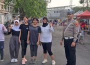 Hari Pertama Ops Zebra Lodaya, Sat Lantas Polres Karawang Bagikan Stiker dan Pamflet Kepada Masyarakat