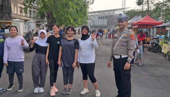 Hari Pertama Ops Zebra Lodaya, Sat Lantas Polres Karawang Bagikan Stiker dan Pamflet Kepada Masyarakat