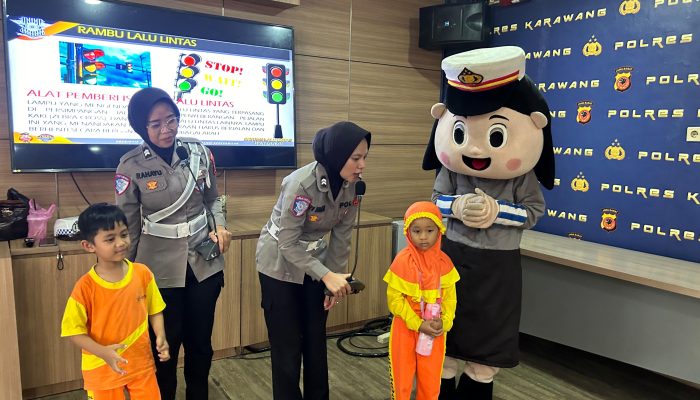 Sat Lantas Polres Karawang Gelar Edukasi Polisi Sahabat Anak Bersama TKIT Shafa Marwah Insani