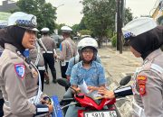 Sat Lantas Polres Karawang Bagikan Stiker di Hari Ketiga Operasi Zebr