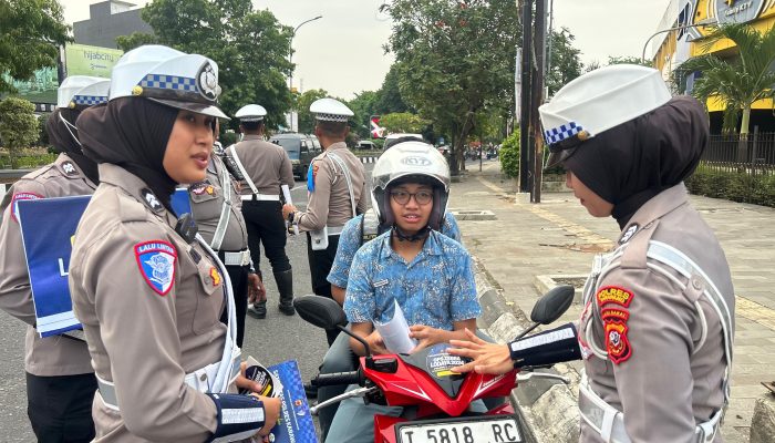 Sat Lantas Polres Karawang Bagikan Stiker di Hari Ketiga Operasi Zebr