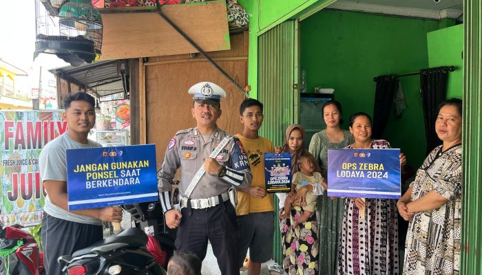 Sat Lantas Polres Karawang Sosialisasi Ops Zebra Lodaya, Bagikan Stiker Kepada Masyarakat