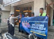 Edukasi Masyarakat, Sat Lantas Polres Karawang Bagikan Stiker Ops Zebra Lodaya