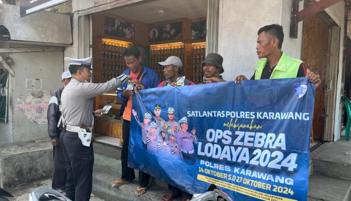 Edukasi Masyarakat, Sat Lantas Polres Karawang Bagikan Stiker Ops Zebra Lodaya