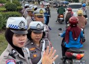 Upaya Sat Lantas Polres Karawang, Bagikan Stiker Ops Zebra Lodaya Kepada Pengendara
