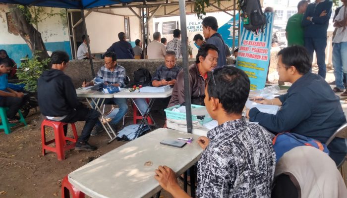 Sat Lantas Polres Karawang Hadirkan Kemudahan melalui Gerai SIM Keliling