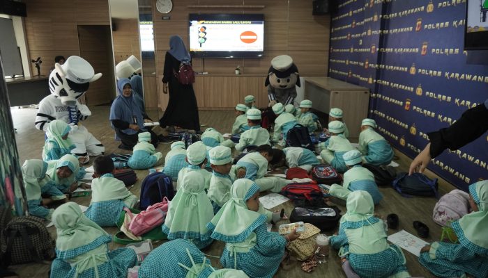 Sat Lantas Polres Karawang Gelar Kegiatan Edukatif Polisi Sahabat Anak Bersama Anak-Anak Paud