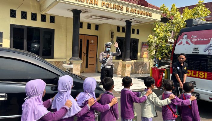 Sat Lantas Polres Karawang Menggelar Polisi Sahabat Anak Bersama TKIT Abata