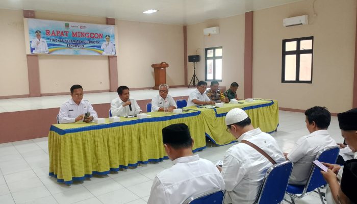 Rapat minggon di kecamatan cibarusah di hadir camat,kepala desa, kapolsek dan danramil dan toko masyarakat 