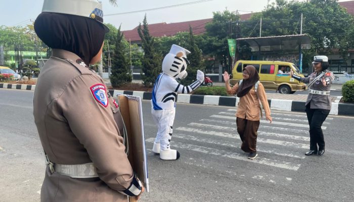 Sukseskan Ops Zebra Lodaya, Sat Lantas Polres Karawang Atur Lalu Lintas di Jalan Jend A Yani