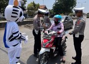 Sat Lantas Polres Karawang Bagikan Stiker dan Pamflet Ops Zebra Lodaya Kepada Pengguna Jalan