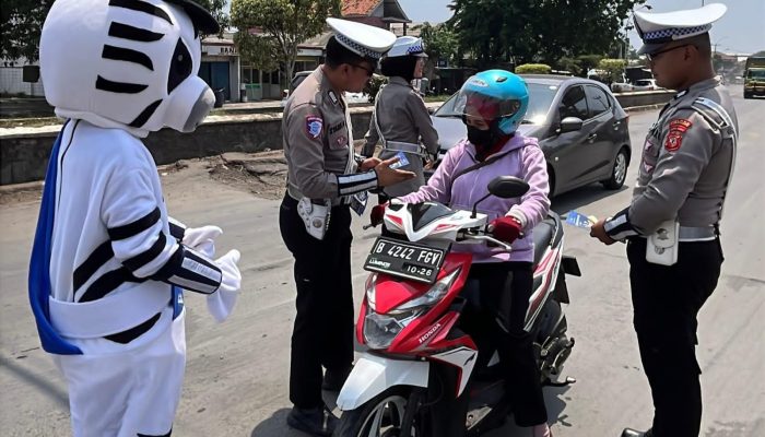 Sat Lantas Polres Karawang Bagikan Stiker dan Pamflet Ops Zebra Lodaya Kepada Pengguna Jalan