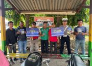 Gaungkan Ops Zebra Lodaya, Sat Lantas Polres Karawang Konsisten Bagikan Stiker dan Pamflet