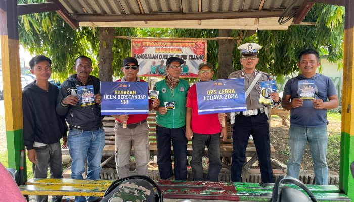 Gaungkan Ops Zebra Lodaya, Sat Lantas Polres Karawang Konsisten Bagikan Stiker dan Pamflet