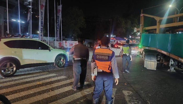 Respon Cepat Polantas Atasi Kemacetan di Traffic Light Karawang, Akibat Truk Tronton Alami Mogok