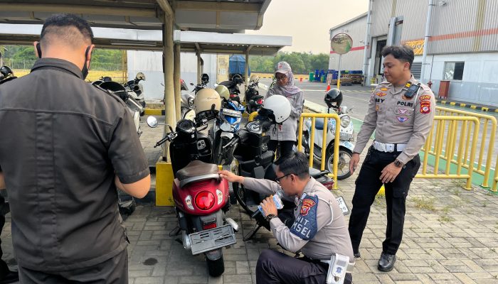 Satlantas Polres Karawang Sosialisasi Safety Riding Kepada Karyawan Pabrik