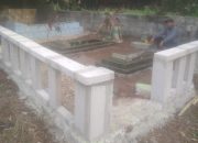 M Suryadi dan Deni Saifudin Memperbaiki Makam Keluarga di desa Sumurkondang Karawang