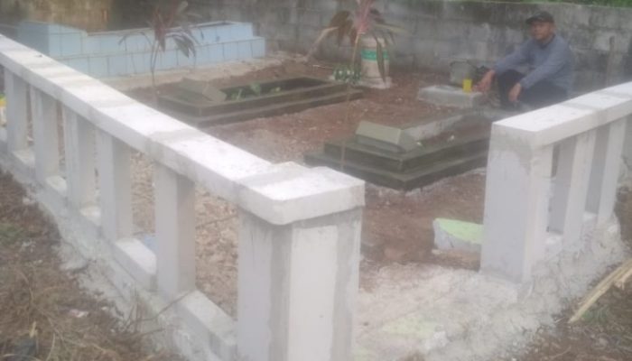 M Suryadi dan Deni Saifudin Memperbaiki Makam Keluarga di desa Sumurkondang Karawang