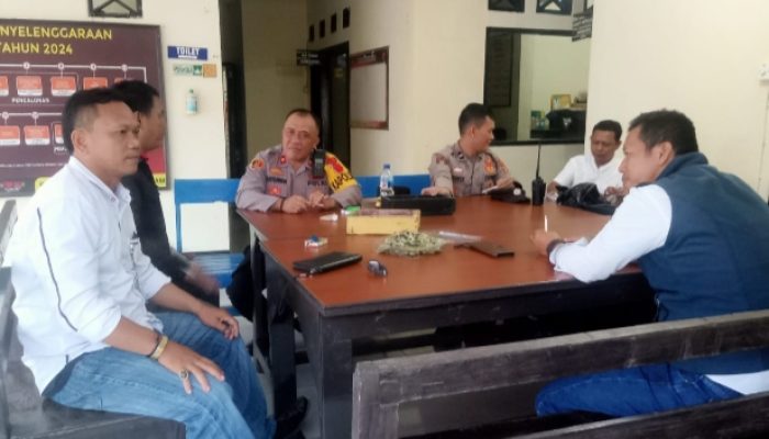 Awak media NURJATINEWS.COM Karawang Jalin silaturahmi dengan Polsek Cipeundeuy Subang