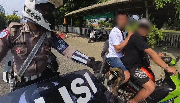 Unit Kamsel Satlantas Polres Karawang Tegur Pelanggar di Jalan Raya dengan Humanis