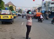 Potret Dedikasi Polantas di Karawang, Urai Kemacetan Kendaraan di Jalan Raya