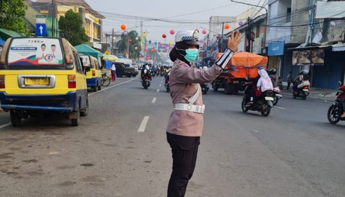 Potret Dedikasi Polantas di Karawang, Urai Kemacetan Kendaraan di Jalan Raya