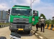 Polantas Tegur Sopir Kendaraan yang Parkir di Badan Jalan Raya Karawang