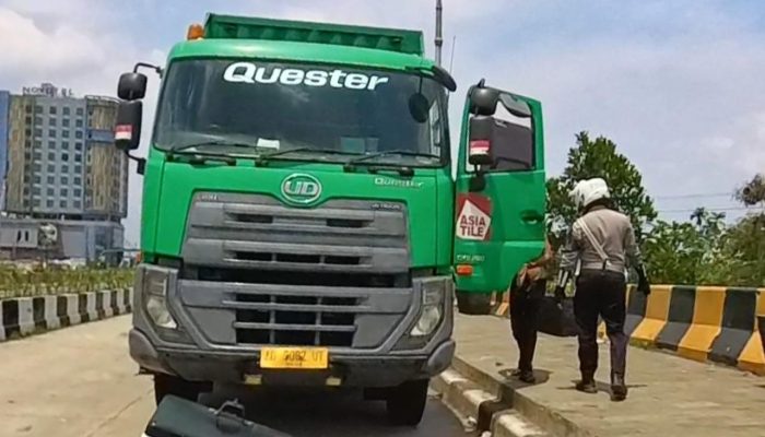 Polantas Tegur Sopir Kendaraan yang Parkir di Badan Jalan Raya Karawang