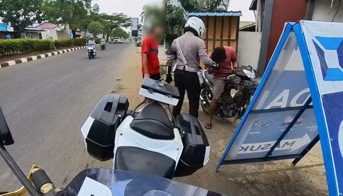 Satlantas Polres Karawang Tegur Pelanggar di Jalan Raya saat Patroli Simpatik
