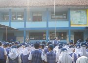 Potret Polantas di Karawang Jadi Irup saat Police Goes to School di SMPN 1 Klari