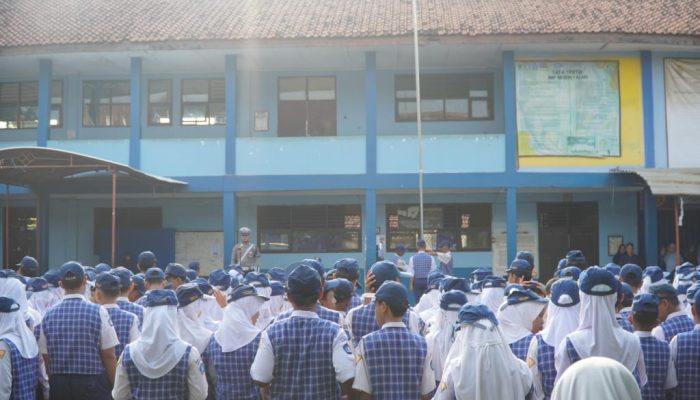 Potret Polantas di Karawang Jadi Irup saat Police Goes to School di SMPN 1 Klari