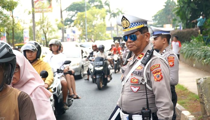 Gatur Lalin! Sat Lantas Polres Karawang Jaga Kamseltibcarlantas di Jalan Raya