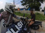 Unit Kamsel Satlantas Polres Karawang Ajak Pengendara Jaga Etika Berlalu Lintas